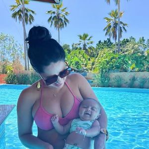 Graciele Lacerda mostrou a filha tomando seu primeiro banho de piscina