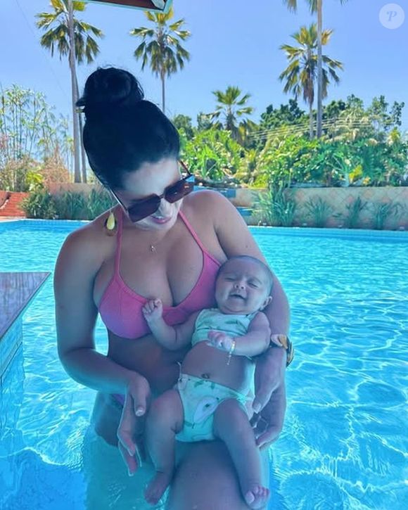 Graciele Lacerda mostrou a filha tomando seu primeiro banho de piscina