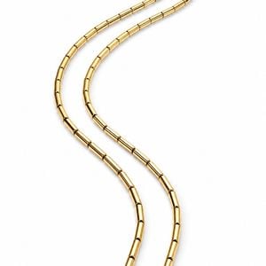 Gargantilha H.MARIA folheada a ouro com pedra cristal lapidada em formato de coração. Corrente estruturada em canutilhos metálicos, trazendo uma estética contemporânea e sofisticada; valor da joia: R$ 309,60