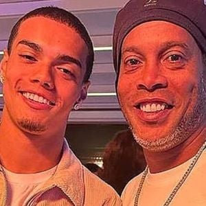 Ronaldinho Gaúcho, estrela de série na Netflix, com o filho, também jogador de futebol