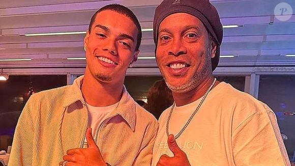 Ronaldinho Gaúcho, estrela de série na Netflix, com o filho, também jogador de futebol