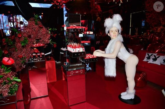 Em destaque na entrada, uma estátua em tamanho real de MC Mirella vestida de coelhinha da Playboy chamou a atenção dos convidados e reforçou o tom provocante e luxuoso da festa