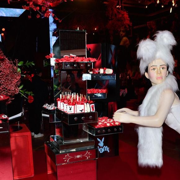 Em destaque na entrada, uma estátua em tamanho real de MC Mirella vestida de coelhinha da Playboy chamou a atenção dos convidados e reforçou o tom provocante e luxuoso da festa