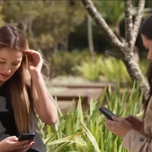 Polícia investiga modelo acusada de enganar clientes com perfumes falsos