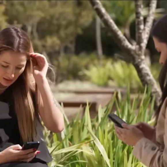 Polícia investiga modelo acusada de enganar clientes com perfumes falsos