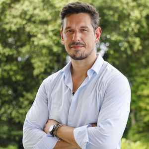 Novela ‘Vale Tudo’: Renato (João Vicente de Castro) foi afastado do trabalho após uma crise de burnout