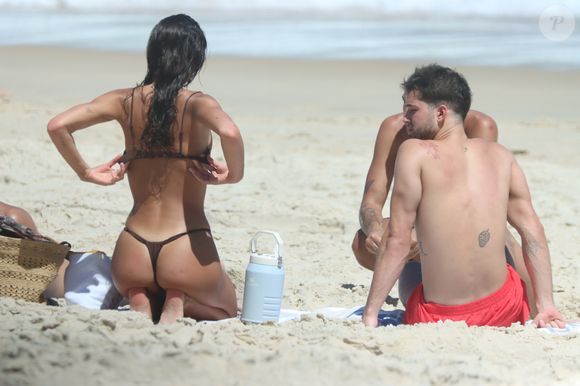 Bruna Marquezine renovou o bronzeado na companhia do ex João Guilherme na praia de São Conrado, Rio de Janeiro