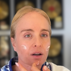 Combinação com ceramidas e ácido hialurônico surge como solução para olheiras e maquiagem craquelada