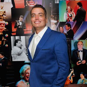 Léo Dias marcou presença na cerimônia comandada por Patricia Abravanel e Celso Portiolli