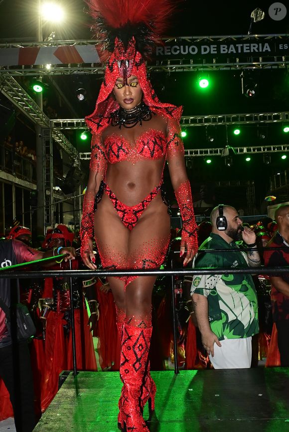 Iza fez uma oração antes de iniciar desfile na Imperatriz Leopoldinense