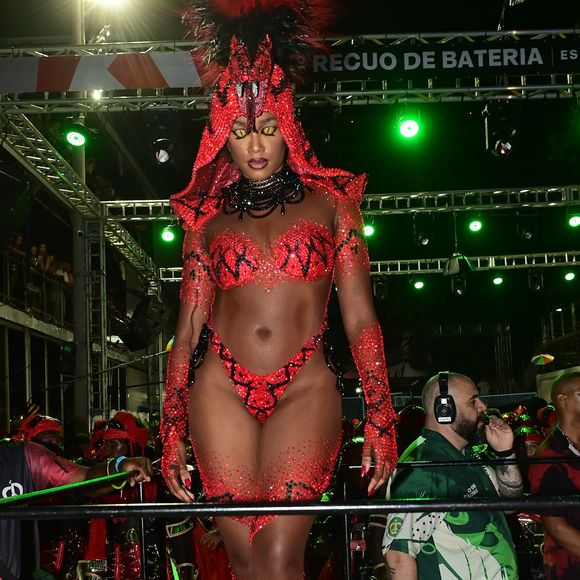 Iza fez uma oração antes de iniciar desfile na Imperatriz Leopoldinense