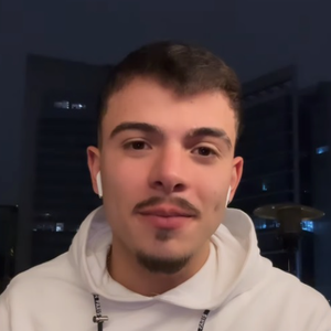 O ator Thomaz Costa, ex-Carrossel, onde interpretou o personagem de Daniel na novela infantil do SBT, deu uma resposta afiada para um internauta durante uma live.