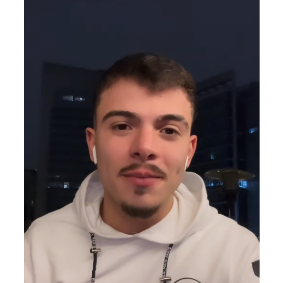 O ator Thomaz Costa, ex-Carrossel, onde interpretou o personagem de Daniel na novela infantil do SBT, deu uma resposta afiada para um internauta durante uma live.