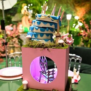 Mesa de convidados contou com decoração belíssima no universo da Cinderela