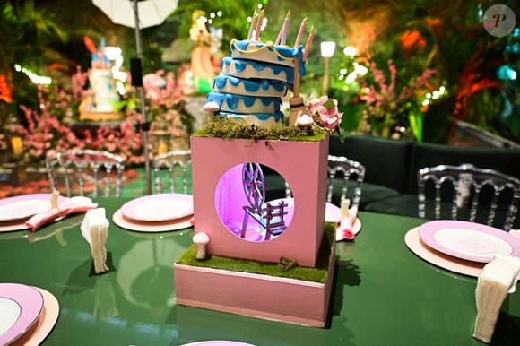 Mesa de convidados contou com decoração belíssima no universo da Cinderela