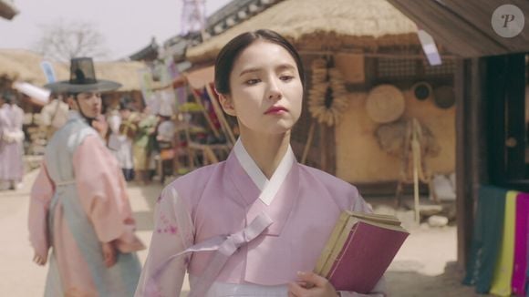 Neste processo, Hae-ryung acaba sofrendo diversos preconceitos dentro do próprio palácio, incluindo intrigas com outras historiadoras
