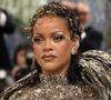 Com proposta Fashion is Art, Rihanna surge com produção escultural e futurista no Met Gala 2026