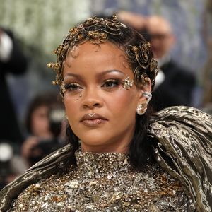 Com proposta Fashion is Art, Rihanna surge com produção escultural e futurista no Met Gala 2026