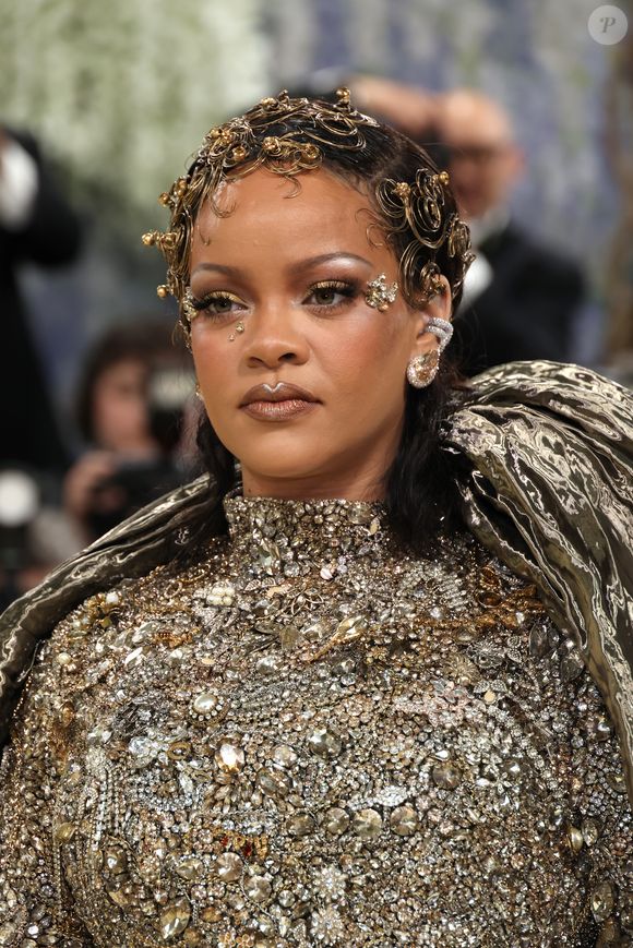 Com proposta Fashion is Art, Rihanna surge com produção escultural e futurista no Met Gala 2026