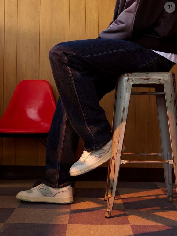 Inspirado no basquete retrô, o New Balance 950 chega em duas novas combinações de cores e aposta no conforto