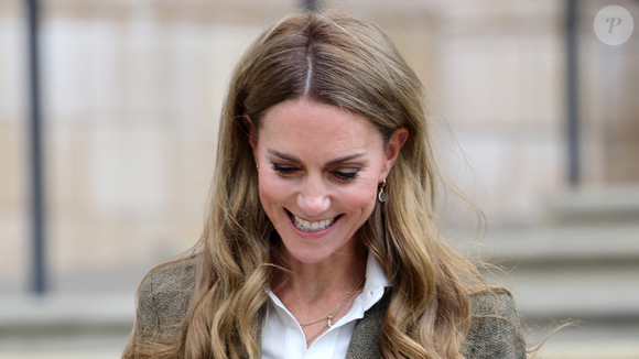 Após rumores de uso de peruca, Kate Middleton abre o jogo sobre novo visual e dá explicação inusitada: ‘Costumava…’