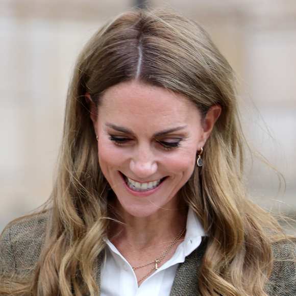 Após rumores de uso de peruca, Kate Middleton abre o jogo sobre novo visual e dá explicação inusitada: ‘Costumava…’