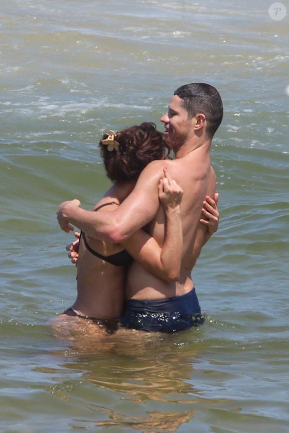 José Loreto namora a atriz Fernanda Marques, das novelas 'Um Lugar ao Sol' e 'Vale Tudo'