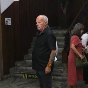 O diretor Jayme Monjardim, com quem Manoel Carlos trabalhou em diversas novelas, também marcou presença no velório