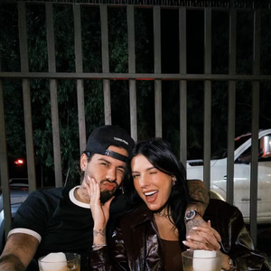 Ana Castela e Zé Felipe aparecem em uma foto com uma vasilha cheia de tomate