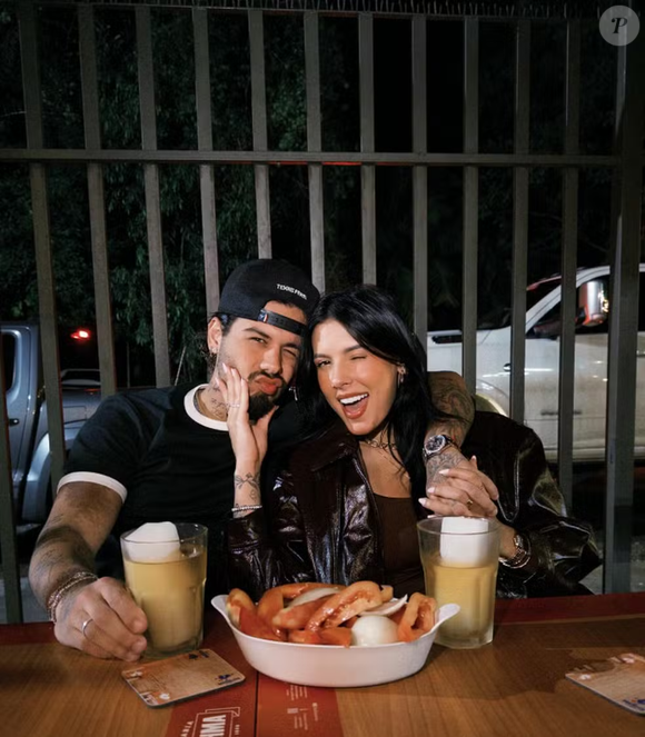 Ana Castela e Zé Felipe aparecem em uma foto com uma vasilha cheia de tomate