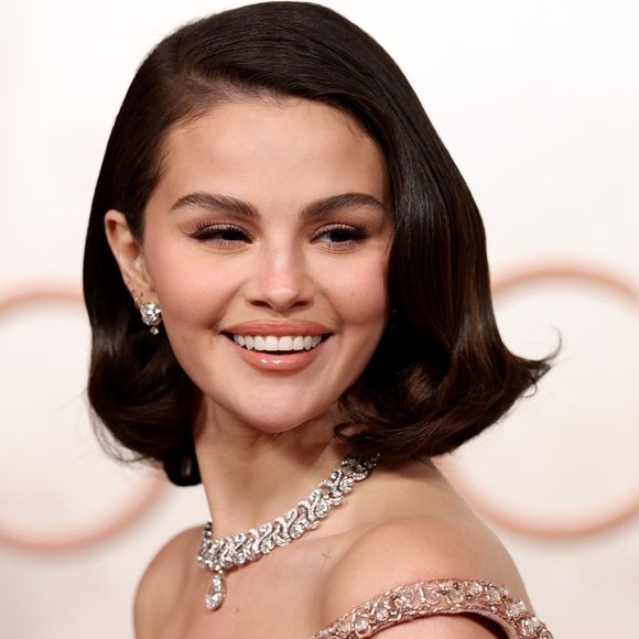 Selena Gomez destacou os lábios no Oscar 2025.
