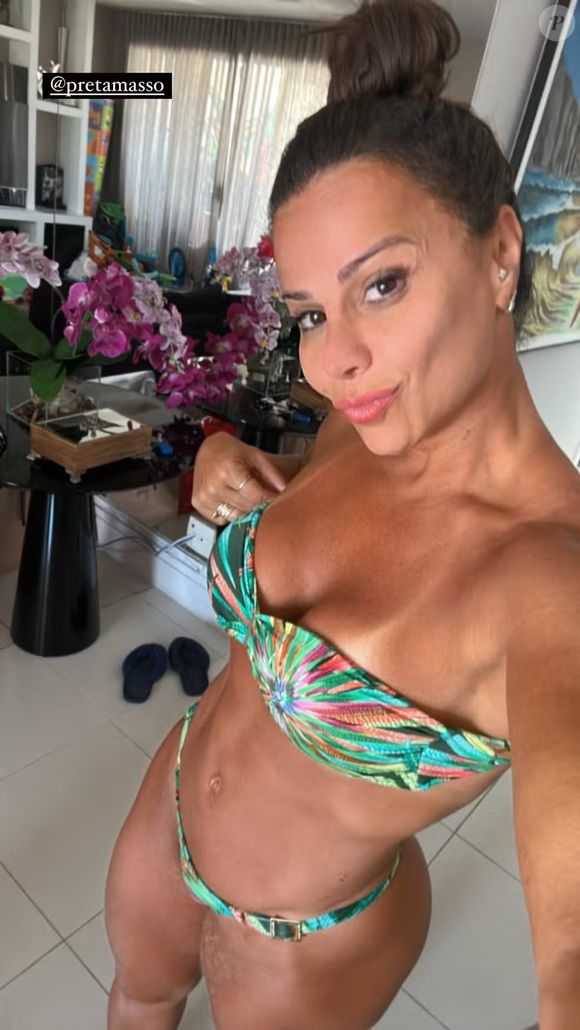 Viviane Araújo se destaca por sua barriga sarada e super trincada em fotos postadas na web