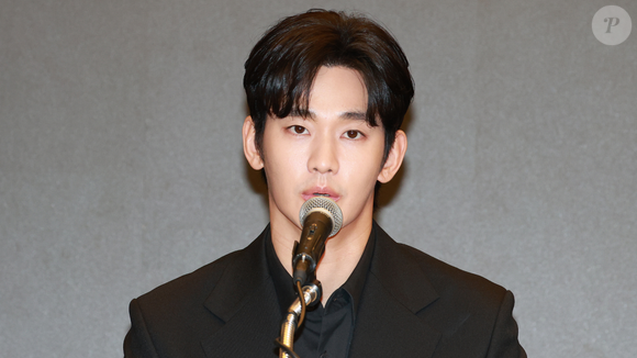 Kim Soo-hyun vive um momento bastante conturbado na carreira, após ser acusado de ter contribuído para a morte de Kim Sae-ron