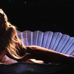Estética de sereia foi adotada em diversos projetos de Yasmin Brunet, como este ensaio nu inspirado na deusa Afrodite