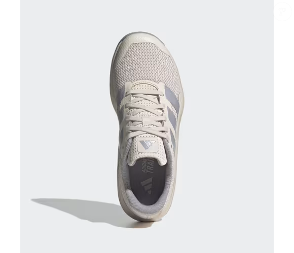O Adidas Dropset Base reúne elementos voltados à funcionalidade e uma proposta visual minimalista. O tênis foi desenvolvido para treinamento de força e conta com antepé largo, construção baixa em relação ao solo e cabedal em mesh respirável com sobreposições em 3D, segundo as informações da marca