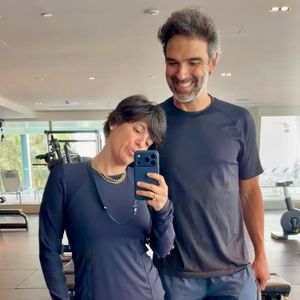 Tadeu Schmidt e Ana Cristina posam com looks combinando em academia, durante viagem pós-'BBB 26'