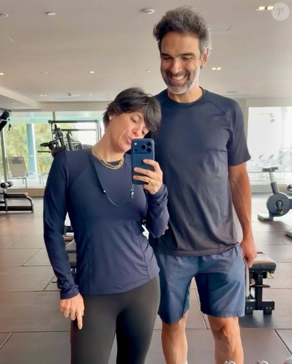 Tadeu Schmidt e Ana Cristina posam com looks combinando em academia, durante viagem pós-'BBB 26'