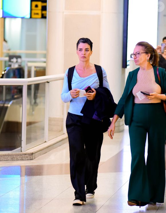 Ana Paula Arósio foi vista embarcando no aeroporto Santos Dumont, no Rio de Janeiro, nesta quinta-feira (10).