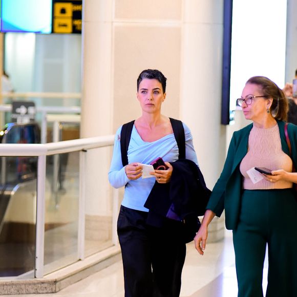 Ana Paula Arósio foi vista embarcando no aeroporto Santos Dumont, no Rio de Janeiro, nesta quinta-feira (10).