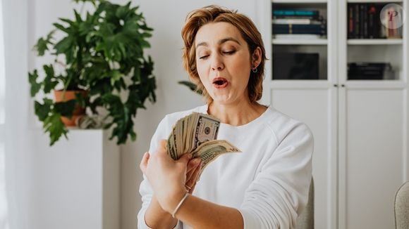 O economista localizava sorteios cujo prêmio acumulado fosse muito superior ao custo de comprar todas as combinações possíveis e, ao lado de uma equipe, financiava uma operação logística gigantesca