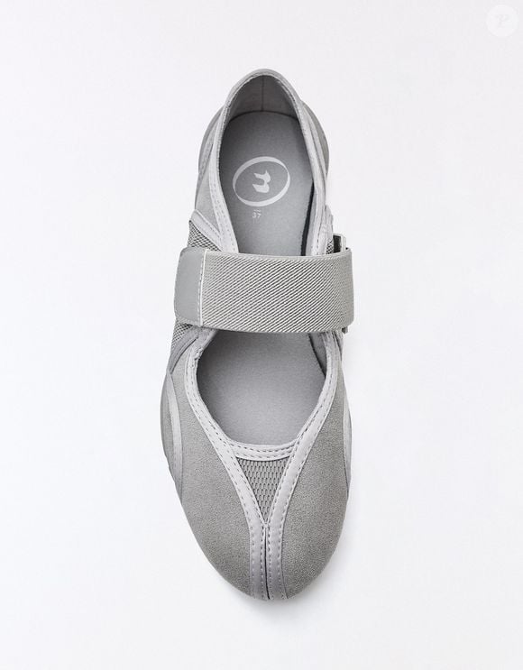 Ideal para mulheres 50+, o modelo da Bershka conta com tecnologia STARFIT®, palmilha flexível em espuma de poliuretano desenvolvida para garantir mais conforto e leveza durante todo o dia, sem comprometer o visual sofisticado