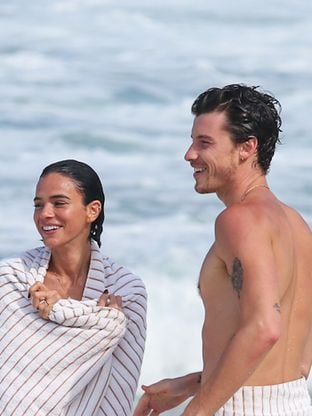 Namoro com beijo e banho de mar: romance de Marquezine e Shawn Mendes no RJ