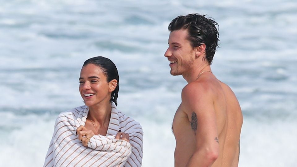 Namoro com beijo e banho de mar: romance de Marquezine e Shawn Mendes no RJ