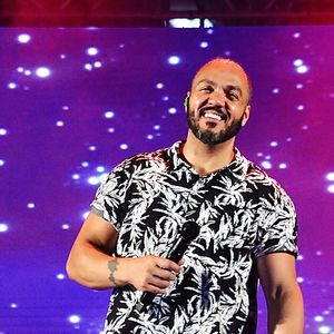 Desta forma, Belo recorreu a uma prótese capilar, mas passou a manter seu cabelo mais curto