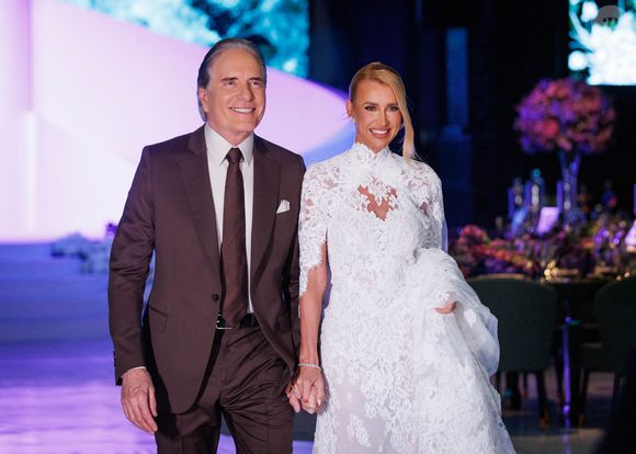 Roberto Justus e Ana Paula Siebert esbanjaram elegância durante festa luxuosa
