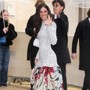 Bruna Marquezine escolheu um scarpin em modelo slingback branco com o bico preto e quadrado. No ano passado, a Chanel resgatou a tendência em sua coleção primavera-verão