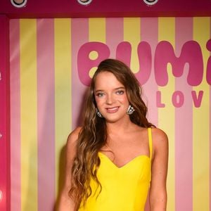 Filha de Ticiane Pinheiro e Roberto Justus, Rafaella Justus foi a estrela do jantar que marcou sua apresentação como embaixadora da Bumi Love e apareceu no evento com um look de festa que teve o amarelo como protagonista