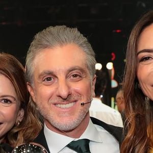 Filha de Silvio Santos, Daniela Beyruti revelou que sua irmã Patricia Abravanel recebeu mensagem de Luciano Huck sobre a premiação: 'A princípio, eu fiquei um pouco enciumada. Mas depois achei que tinha tudo a ver'