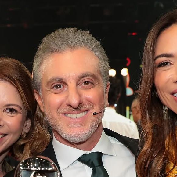 Filha de Silvio Santos, Daniela Beyruti revelou que sua irmã Patricia Abravanel recebeu mensagem de Luciano Huck sobre a premiação: 'A princípio, eu fiquei um pouco enciumada. Mas depois achei que tinha tudo a ver'