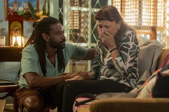 Jão (Fabrício Boliveira) revela para Ana Lúcia (Iara Jamra) que Cacá (Pri Helena) mente sobre sua profissão e não é cuidadora de idosos.